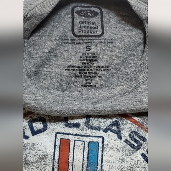 NWOT gray Tshirt with mustang logo size s - Picture 3 of 4